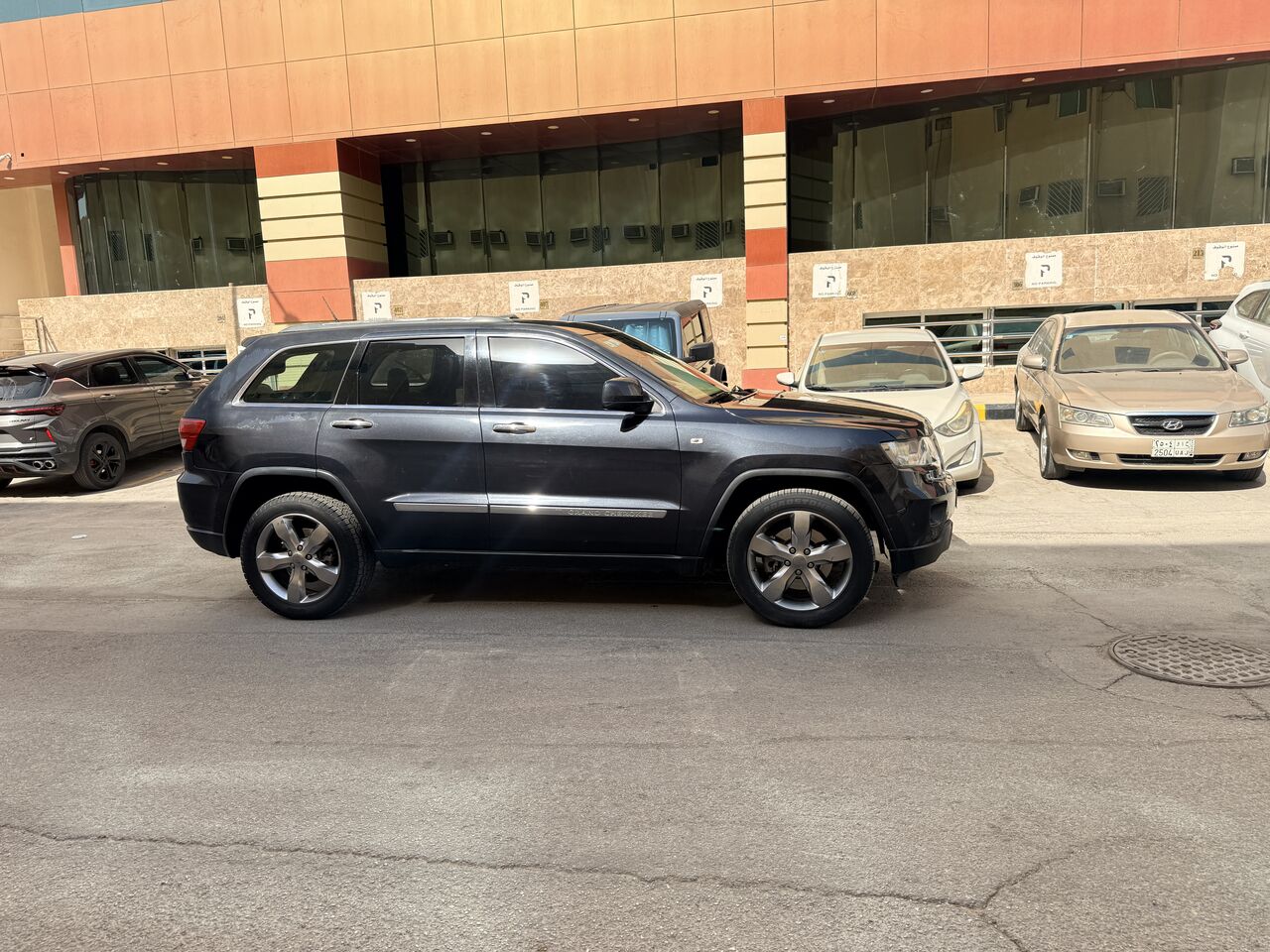 Riyadh, Vehicles, Cars & Trucks , SAR 30,  Jeep Grand Cherokee 2013 SUV (Overland) Version,  2013,  Automatic,  200000 KM,  Jeep Grand Cherokee  SUV (Overland) Version