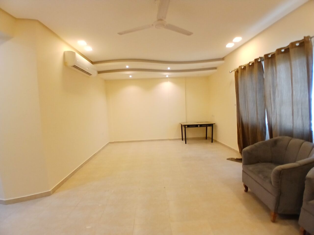 Hidd, Apartments, Flats, Houses & Villas, BHD 260,  Flat 3bhk Semi Furnished Hidd