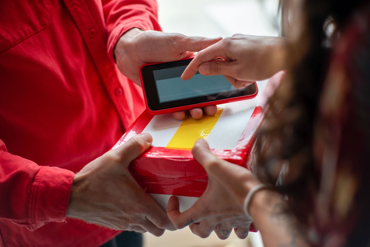 London, Delivery, Trakiin: Helping You Stay Connected To Every Shipment
