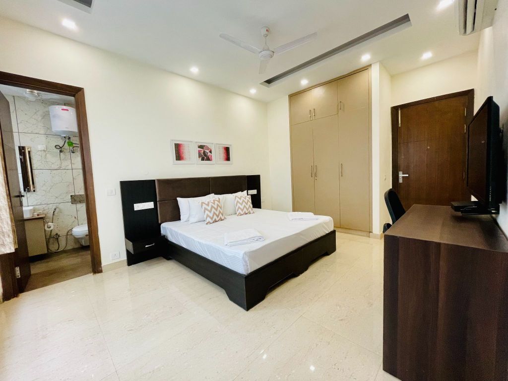 Gurgaon, Apartments, Flats, Houses & Villas, INR 4000/day,  Furnished,  Studio,  350 Sq. Meter,  Studio Apartment Dlf Cyber City