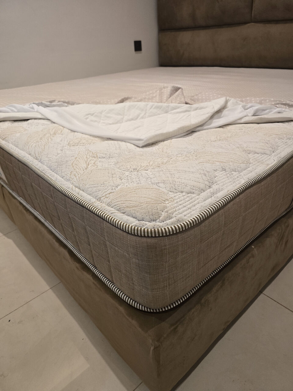Riyadh, Furniture, SAR 1800,  Super King Bed And 6 Seater Sofa (Very Good Condition) Contact: 0539122450