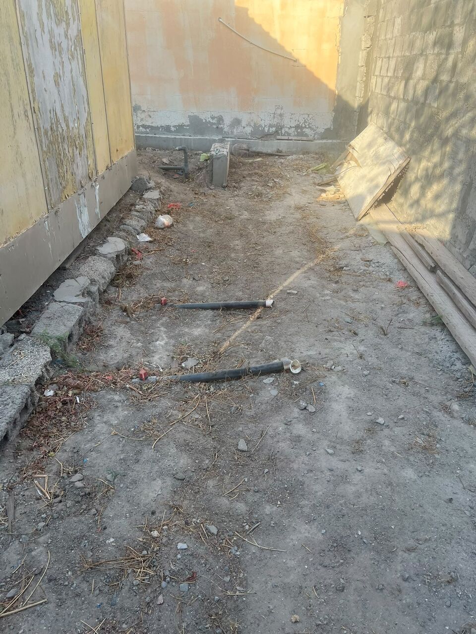 Manama, Warehouses, BHD 650,  500 Sq. Meter,  Buri:- Yard With Accomodation & Store On Rent Without Address