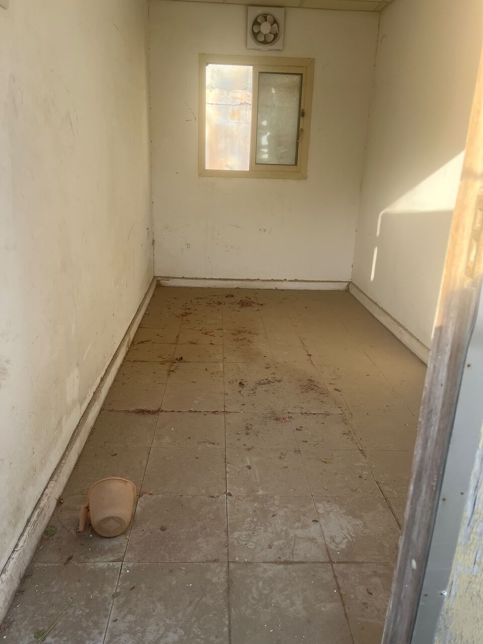 Manama, Warehouses, BHD 650,  500 Sq. Meter,  Buri:- Yard With Accomodation & Store On Rent Without Address