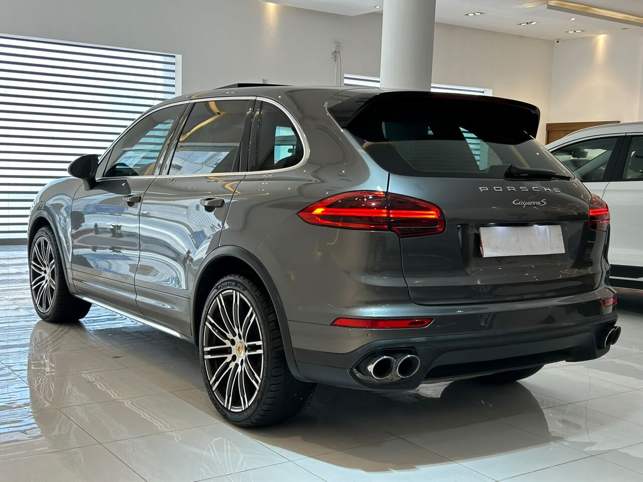 East Riffa, Vehicles, Cars & Trucks , BHD 8200,  Porsche Cayenne S,  2016,  Automatic,  152000 KM,   MODEL  FOR SALE