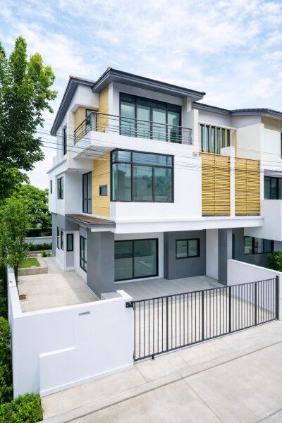 Bangkok, Villas, THB 28998,  45 Sq. Feet,  5 Bedrooms, 3-story Mansion, Corner Room, 4 Bathrooms, Ratchaphruek, MRT Bang Rak Yai,