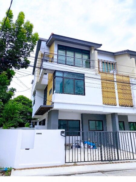 Bangkok, Villas, THB 28999,  45 Sq. Feet,  MRT Bang Rak Yai 1.13 Km. 5 Bedrooms, 3-story Mansion, Corner Room, 4 Bathrooms,
