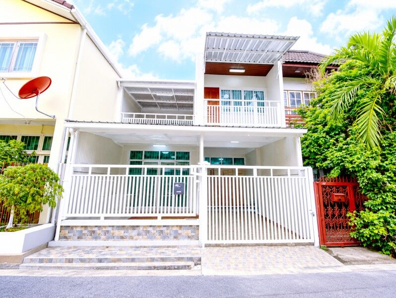 Bangkok, Villas, THB 24999,  25 Sq. Feet,  Chokchai 4-Lat Phrao Soi 30-32 Townhome For Rent, 2 Floors, 3 Bedrooms, 2 Bathrooms. Near