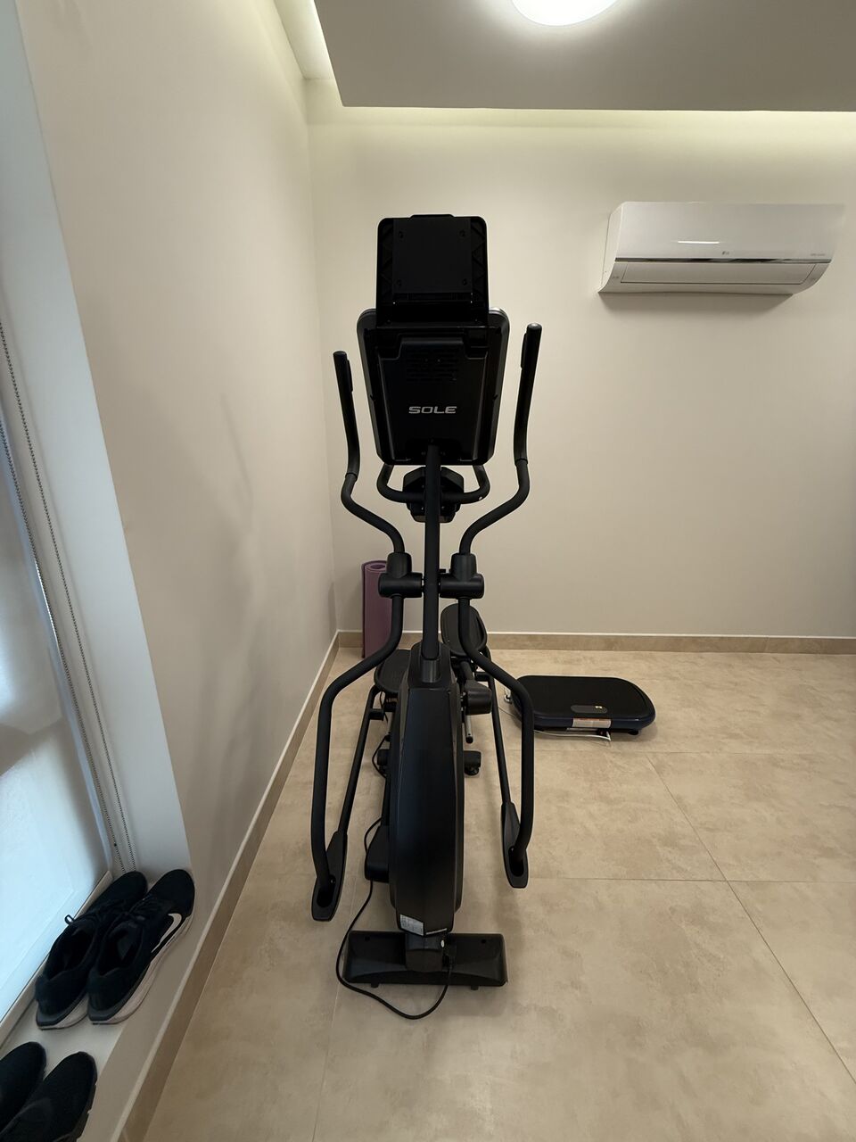 Dammam, Sporting Goods, SAR 2,  Sole Fitness E25 Elliptical Machine - Unused