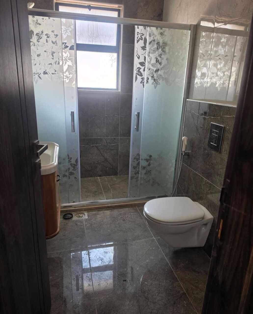 Amman, Apartments, Flats, Houses & Villas, JOD 10000/year,  3 BR,  Semi Furnished 3B Apart With Baconly In Shemsani 00962777688956