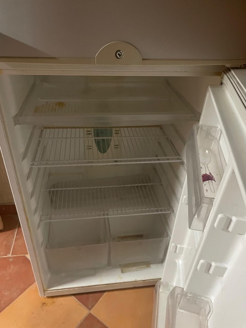 Riyadh, Appliances, SAR 700,  Gibson Refrigerator And Samsung Manual Washing Machine For Sale