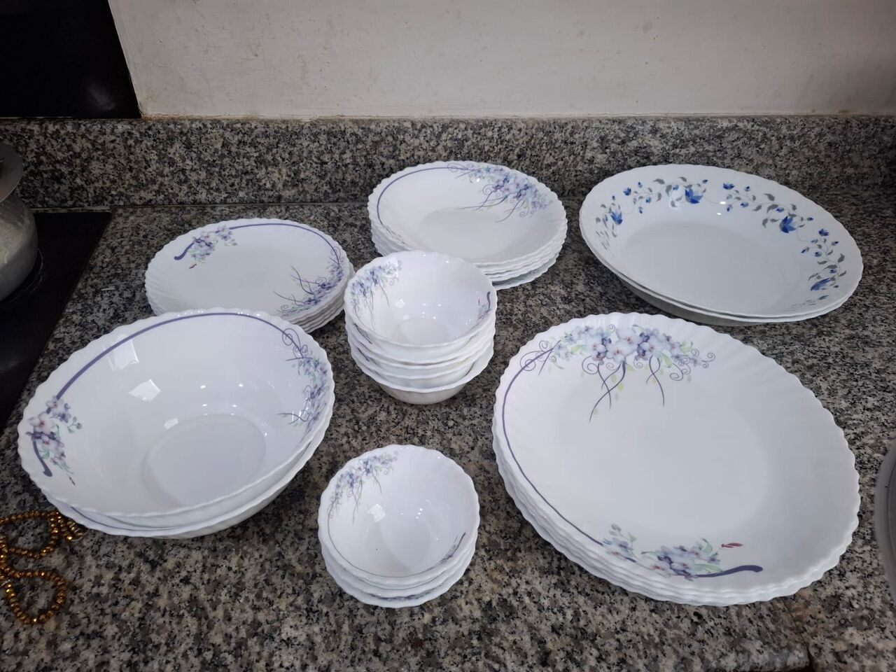 Hidd, Household Items, BHD 1,  Glass Dinner Set And Other Glassware For Sale