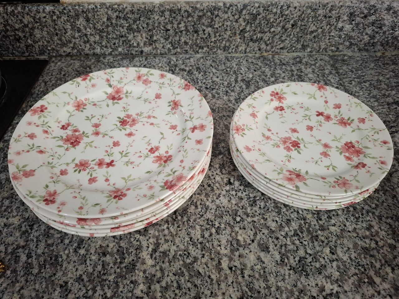 Hidd, Household Items, BHD 1,  Glass Dinner Set And Other Glassware For Sale