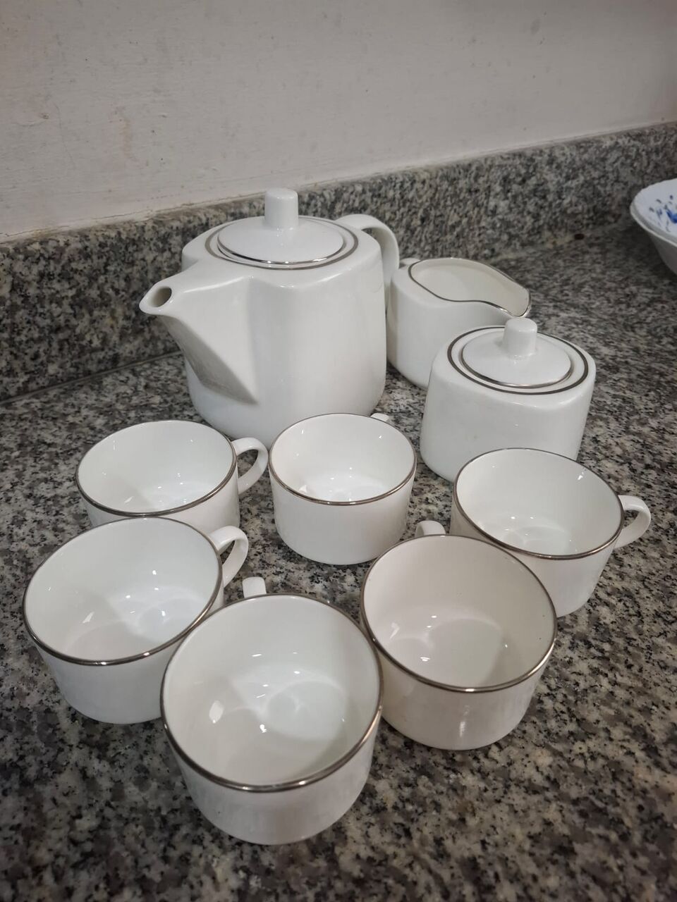 Hidd, Household Items, BHD 1,  Glass Dinner Set And Other Glassware For Sale