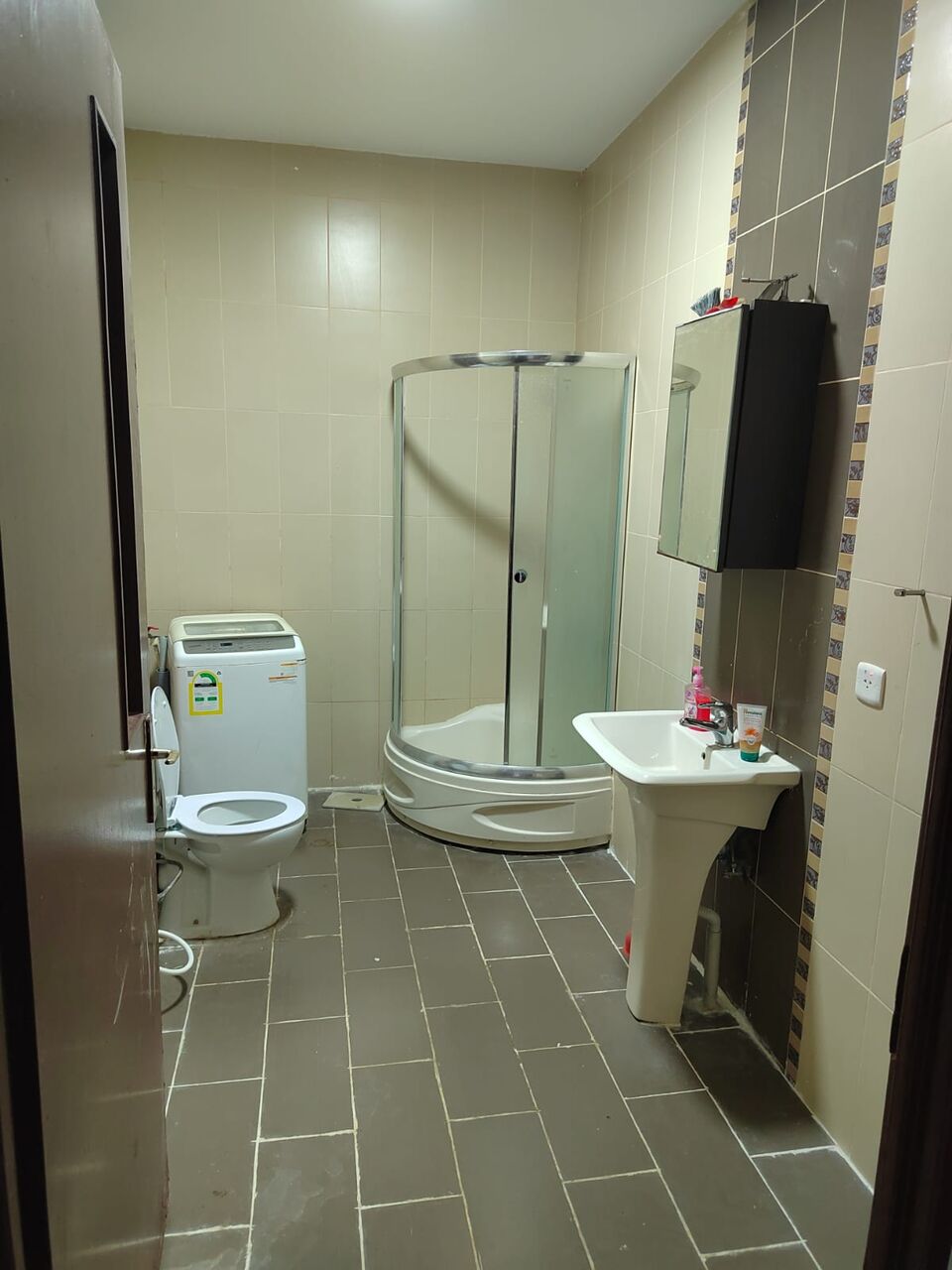 Al Sharafeyah, Rooms for Rent, SAR 1000/month,  Furnished,  Room Available For Executive Bachelor Eskan Building Jeddah.