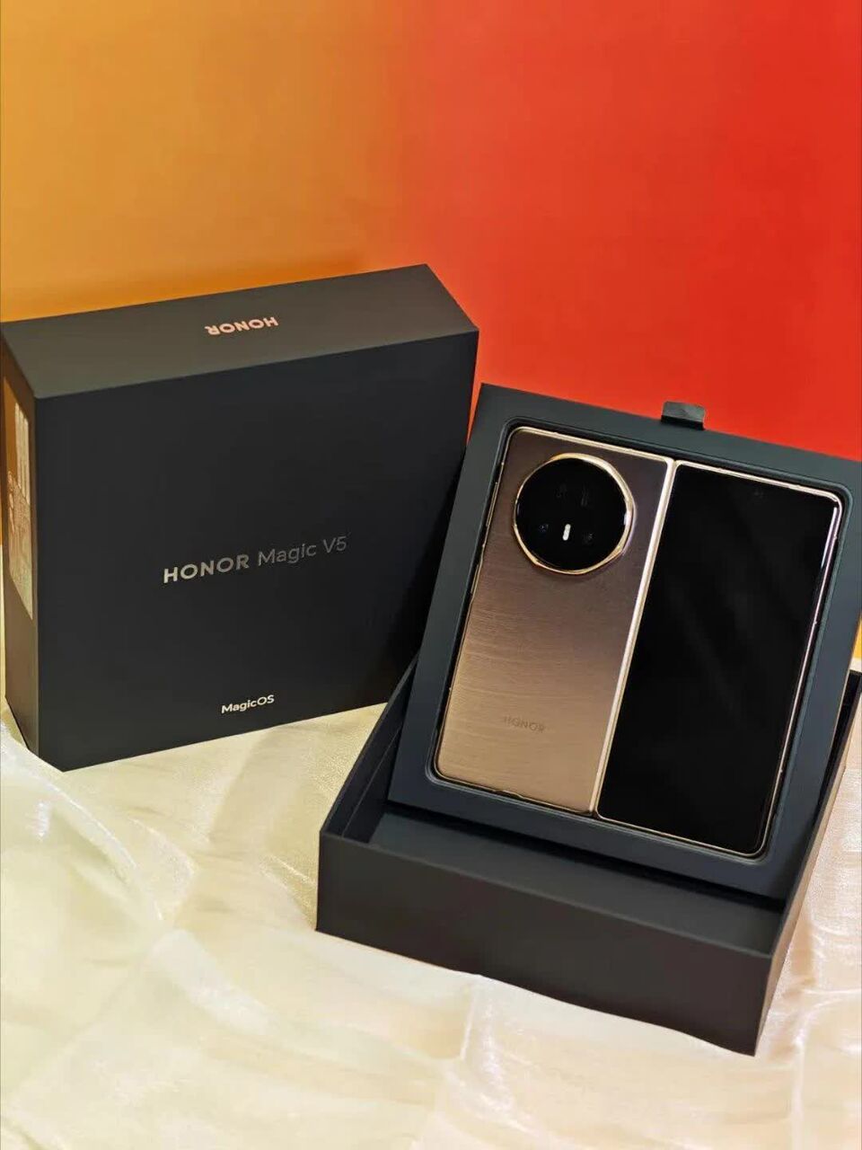 Riyadh, Mobile Phones, SAR 4700,  Honor Magic V5. Brand New Phone 10/10. Complete With Box