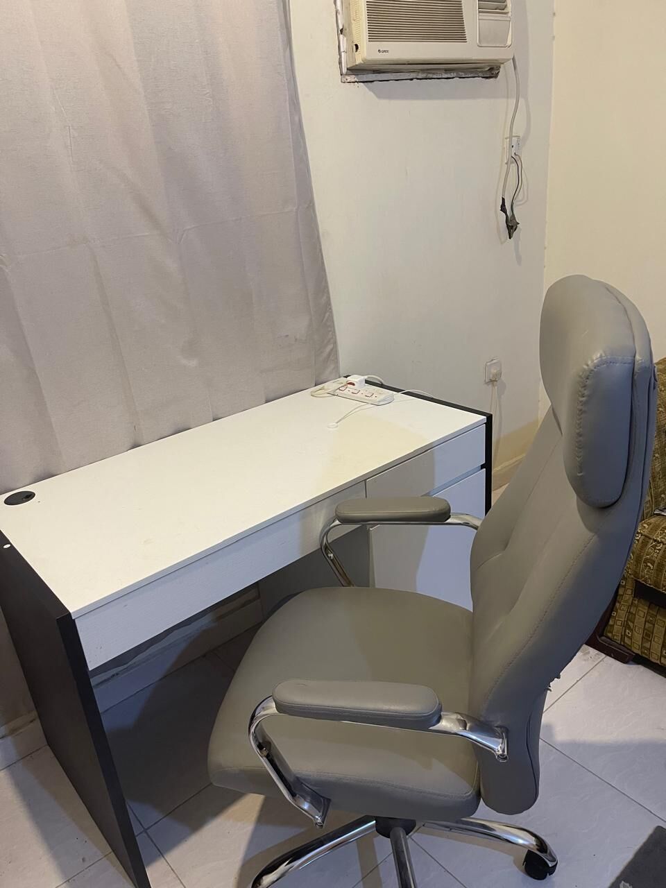 Jeddah, Furniture, SAR 250,  Desk And Office Chair