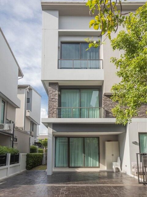 Bangkok, Villas, THB 120000,  36 Sq. Feet,  3-story Semi-detached House For Rent, Luxury Level, 4 Bedrooms, Baan Klang Muang Classe,