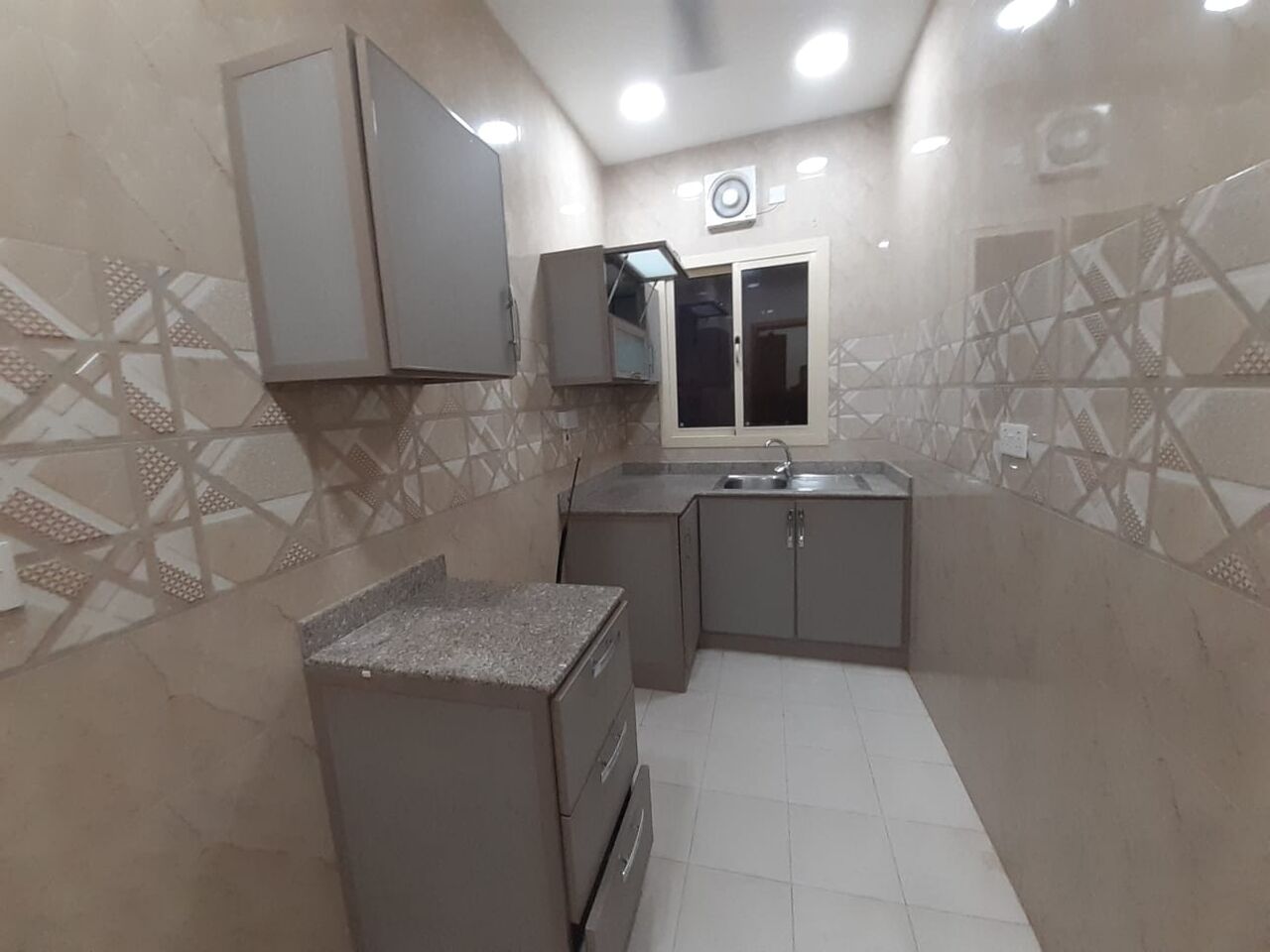 Hoora, Apartments, Flats, Houses & Villas, BHD 190/year,  2 BR,  Apartment For Rent In Hoora Semi Furnished With Electricity 2bhk