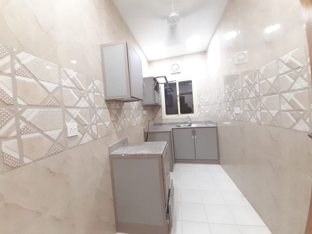 Hoora, Apartments, Flats, Houses & Villas, BHD 190/year,  2 BR,  Apartment For Rent In Hoora Semi Furnished With Electricity 2bhk
