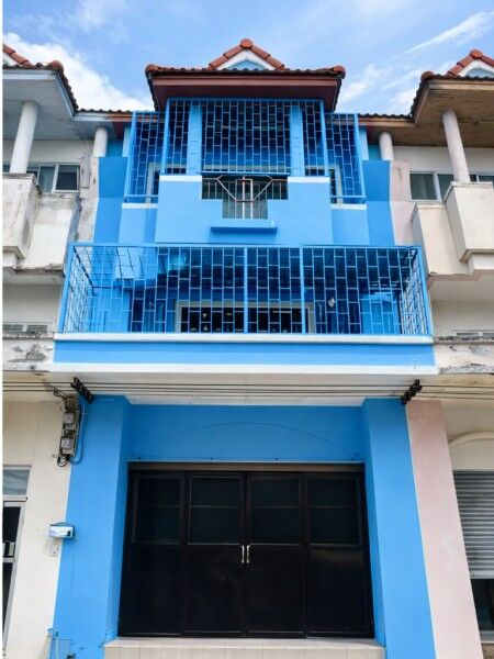 Bangkok, Villas, THB 8999,  18 Sq. Feet,  Kheha Romklao Road 58-66, Commercial Building, 3 Floors, 3 Bedrooms, 2 Bathrooms, Big C
