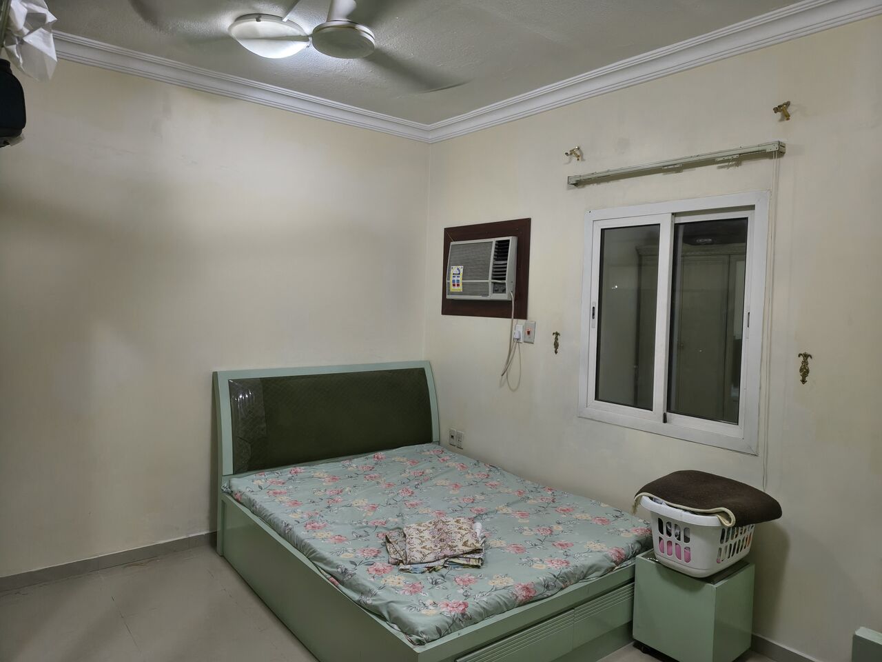 Khobar, Furniture, SAR 850,  Queen Bed (Mattress Free) & Abs Exercise Bench