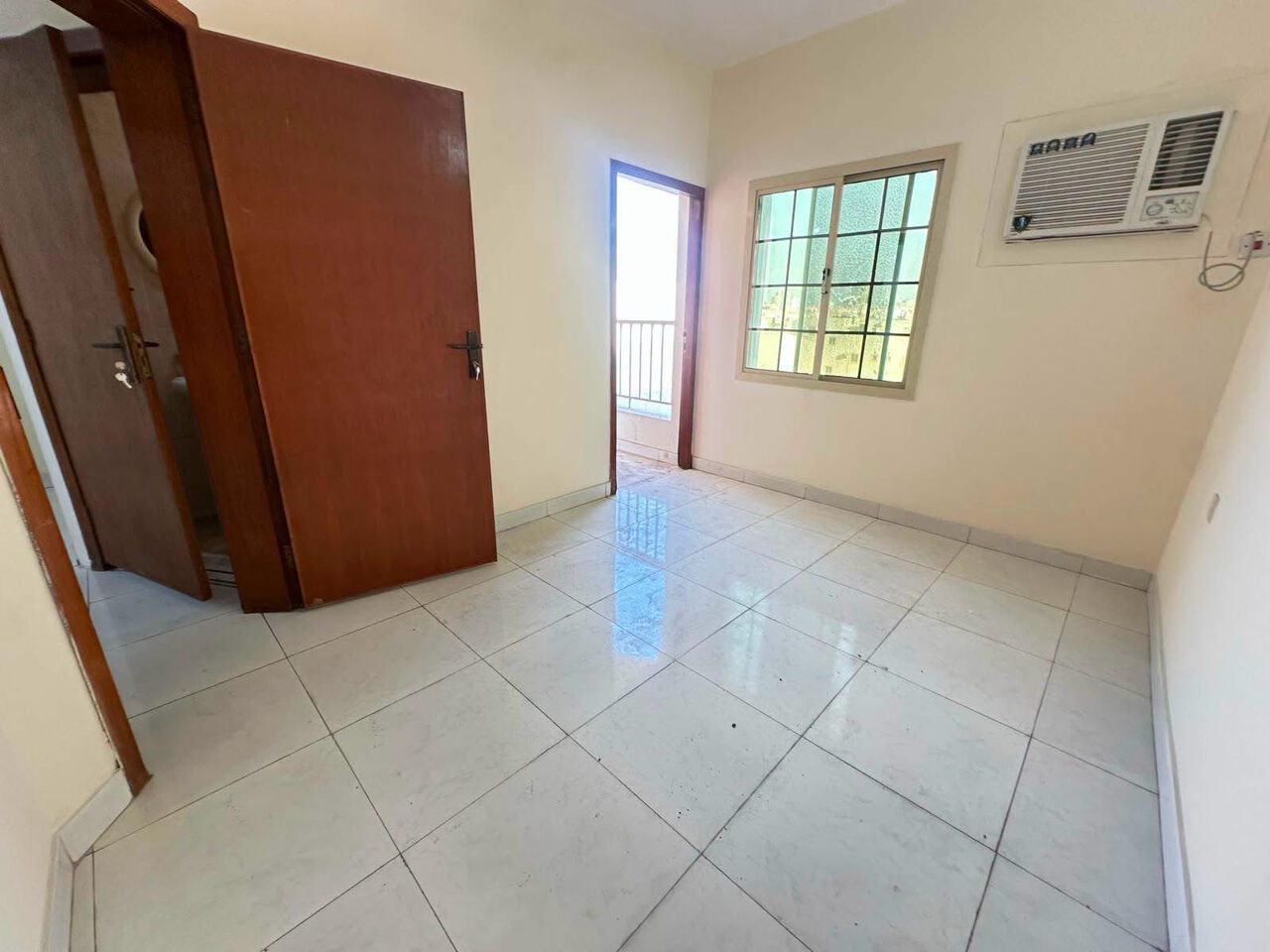 Gudaibiya, Apartments, Flats, Houses & Villas, BHD 250/month,  2 BR,  Gudaibiya:- 2BHK Unfurnished Flat On Rent With A/Cs.  Bd 250/- With Ewa.
