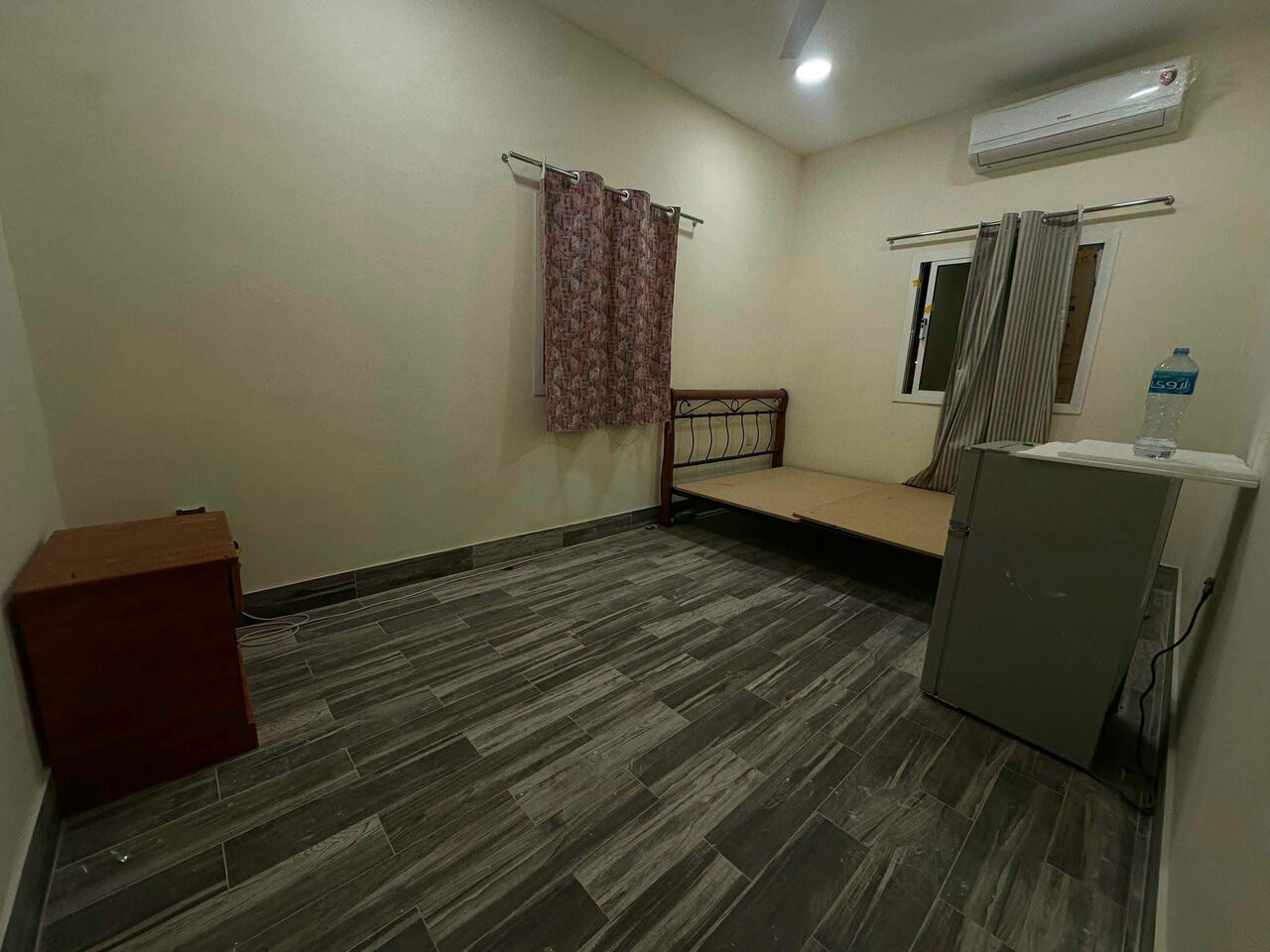 Gudaibiya, Apartments, Flats, Houses & Villas, BHD 140/month,  1 BR,  Gudaibiya:- Studio Unfurnished Flat On Rent With Only A/C.  Bd 140/- With 25Bd EWA Limit