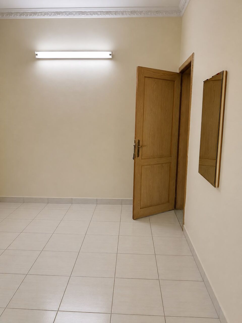 Salmaniya, Rooms for Rent, BHD 100/month,  Room Available For Rent In Salmaniya (Near Babson Super Market )