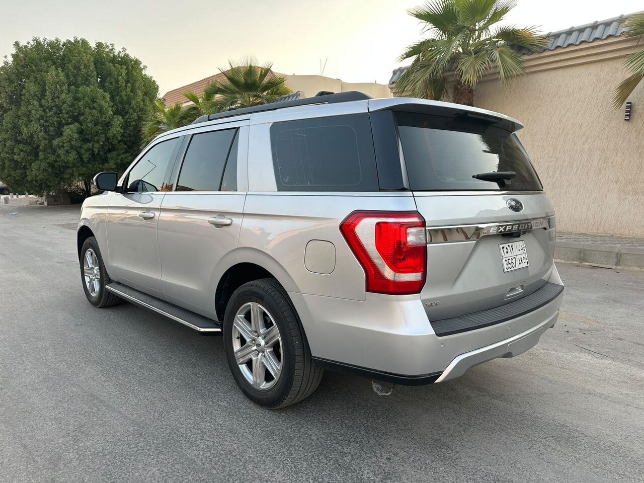 Riyadh, Vehicles, Cars & Trucks , SAR 95000,  Ford Expedition XLT,  2019,  Automatic,  200000 KM,    Edition With Panorama Sunroof N 4x4 Mid Options (2nd Owner) Good