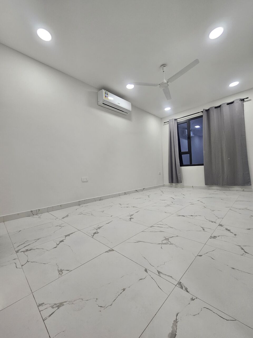 Salmaniya, Apartments, Flats, Houses & Villas, 2 BHK FAMILY FLAT. Rent. 230 BD Only With EWA &Semi Furnished And PARKING @SALMANIYA.