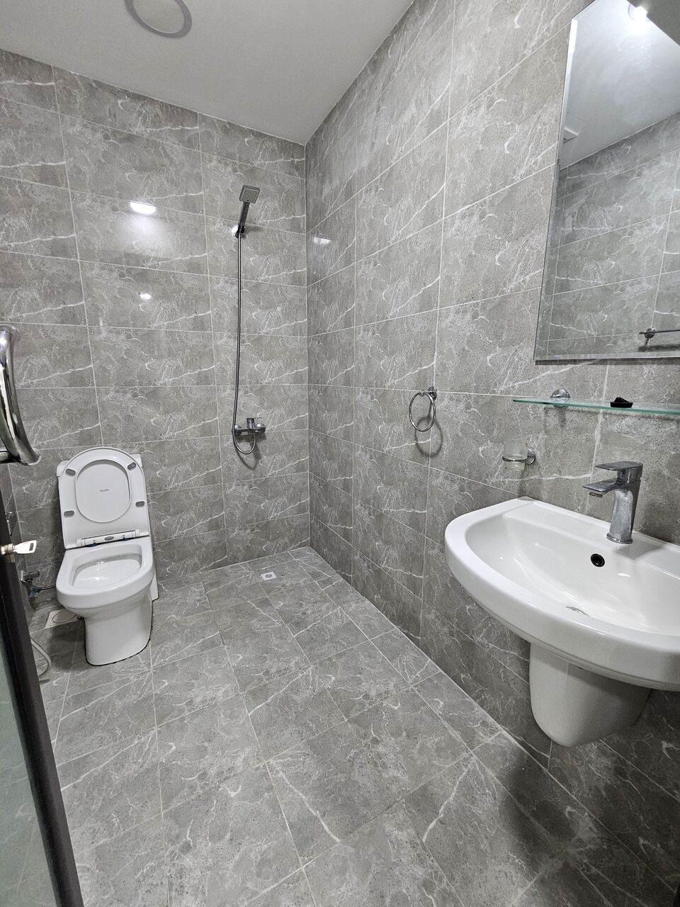 Salmaniya, Apartments, Flats, Houses & Villas, 2 BHK FAMILY FLAT. Rent. 230 BD Only With EWA &Semi Furnished And PARKING @SALMANIYA.