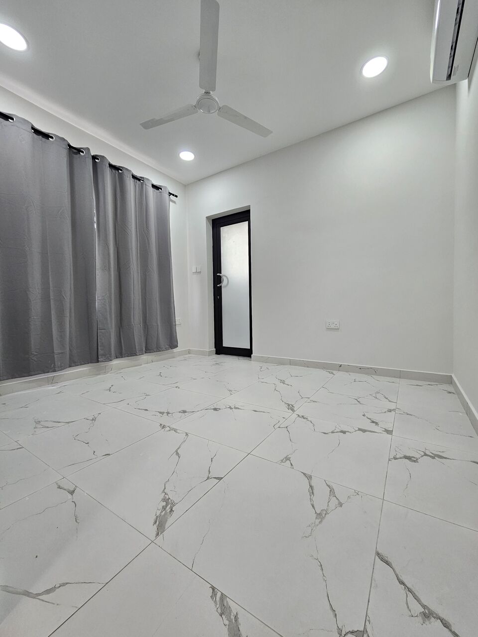 Salmaniya, Apartments, Flats, Houses & Villas, 2 BHK FAMILY FLAT. Rent. 230 BD Only With EWA &Semi Furnished And PARKING @SALMANIYA.