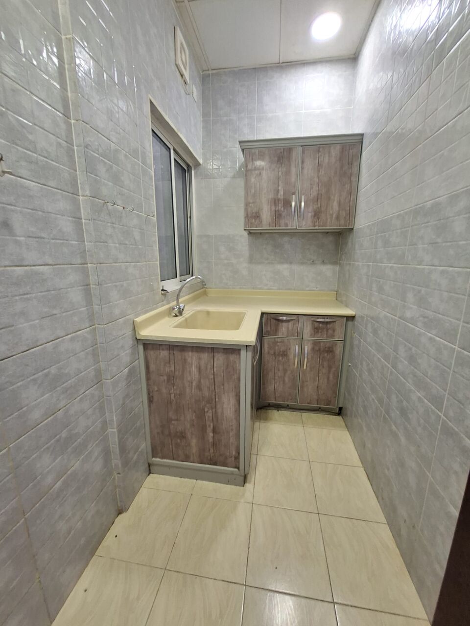 Manama, Apartments, Flats, Houses & Villas, BHD 160/month,  1 BR,  Semi Furnished 1 Bedroom Specious Flat For Rent In Manama ( Including Electricity)