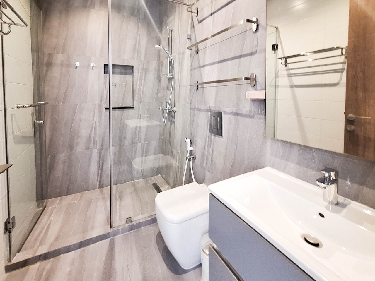Janabiya, Apartments, Flats, Houses & Villas, BHD 350/month,  Furnished,  1 BR,  For Rent A Fully-furnished Apartment In Janabiyah Area Close To El Mercado Mall Including