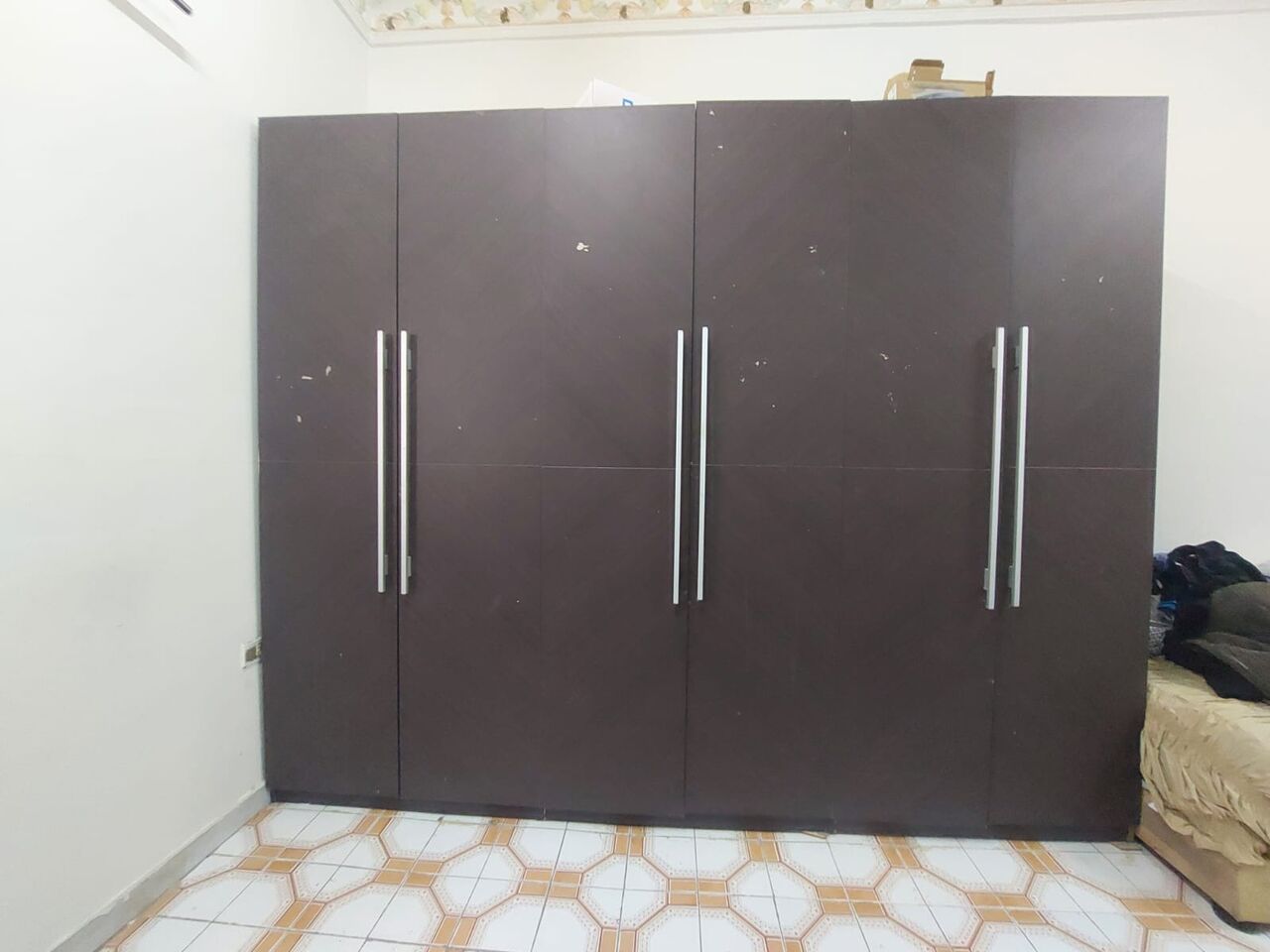 Jeddah, Household Items, Household Clearance Sale &ndash; Wardrobe, Sofa Set, Carpet, Decorative Glass Vase, TV Table Etc