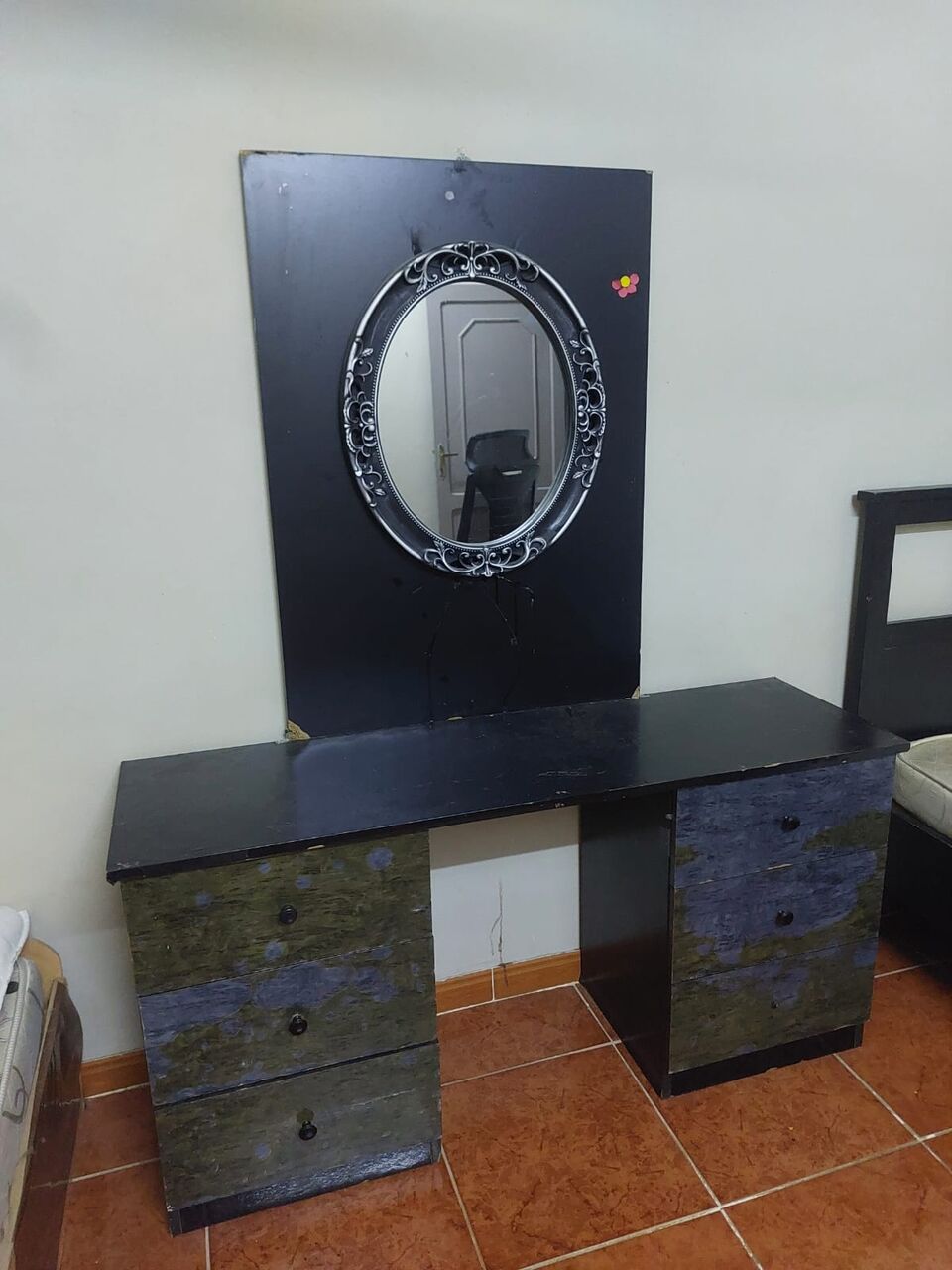 Jeddah, Household Items, Household Clearance Sale &ndash; Wardrobe, Sofa Set, Carpet, Decorative Glass Vase, TV Table Etc