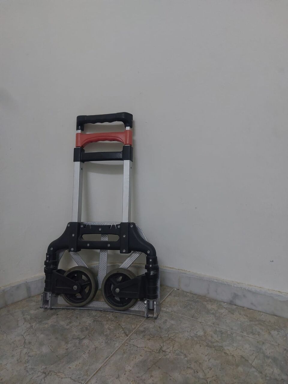 Jeddah, Household Items, Household Clearance Sale &ndash; Wardrobe, Sofa Set, Carpet, Decorative Glass Vase, TV Table Etc