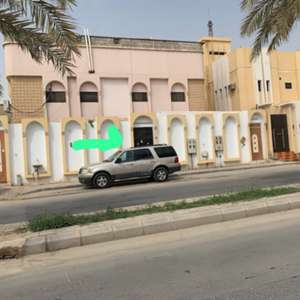 SAR 54000/year, 6 BR, 300 Sq. Meter, Large Appartment- Ground Floor 6 Rooms 5 Bathrooms In Diriyah