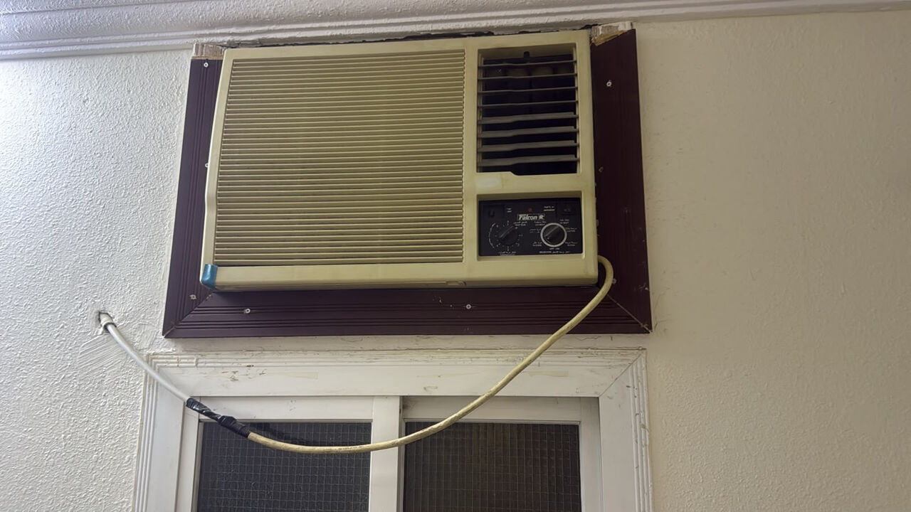 Jeddah, Air Conditioners, SAR 1,  AIR CONDITIONERS FOR SALE ( 4 X Window AC And 1 X Split Ac)