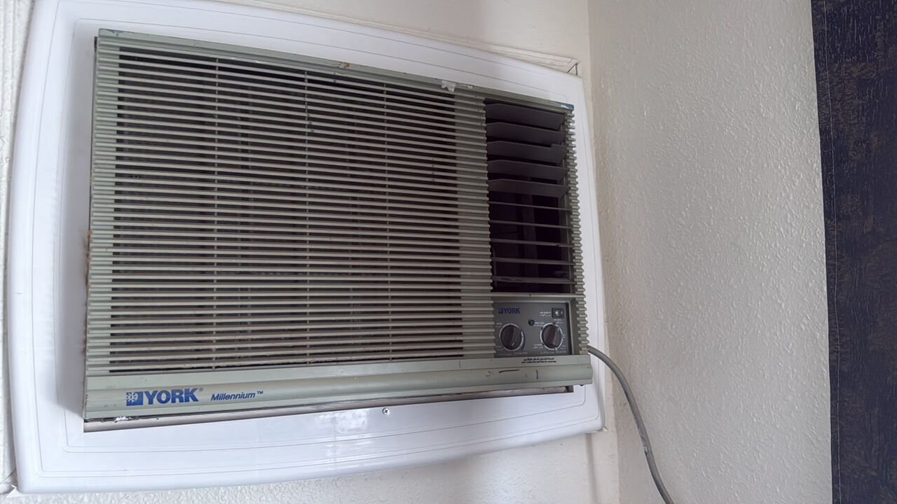 Jeddah, Air Conditioners, SAR 1,  AIR CONDITIONERS FOR SALE ( 4 X Window AC And 1 X Split Ac)