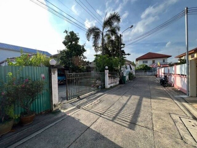 Bangkok, Real Estate For Sale, THB 7500000,  6 BR,  129 Sq. Feet,  Land For Sale With One-story House, 129 Sq M., Lat Phrao 71, Social Work 24, Along The
