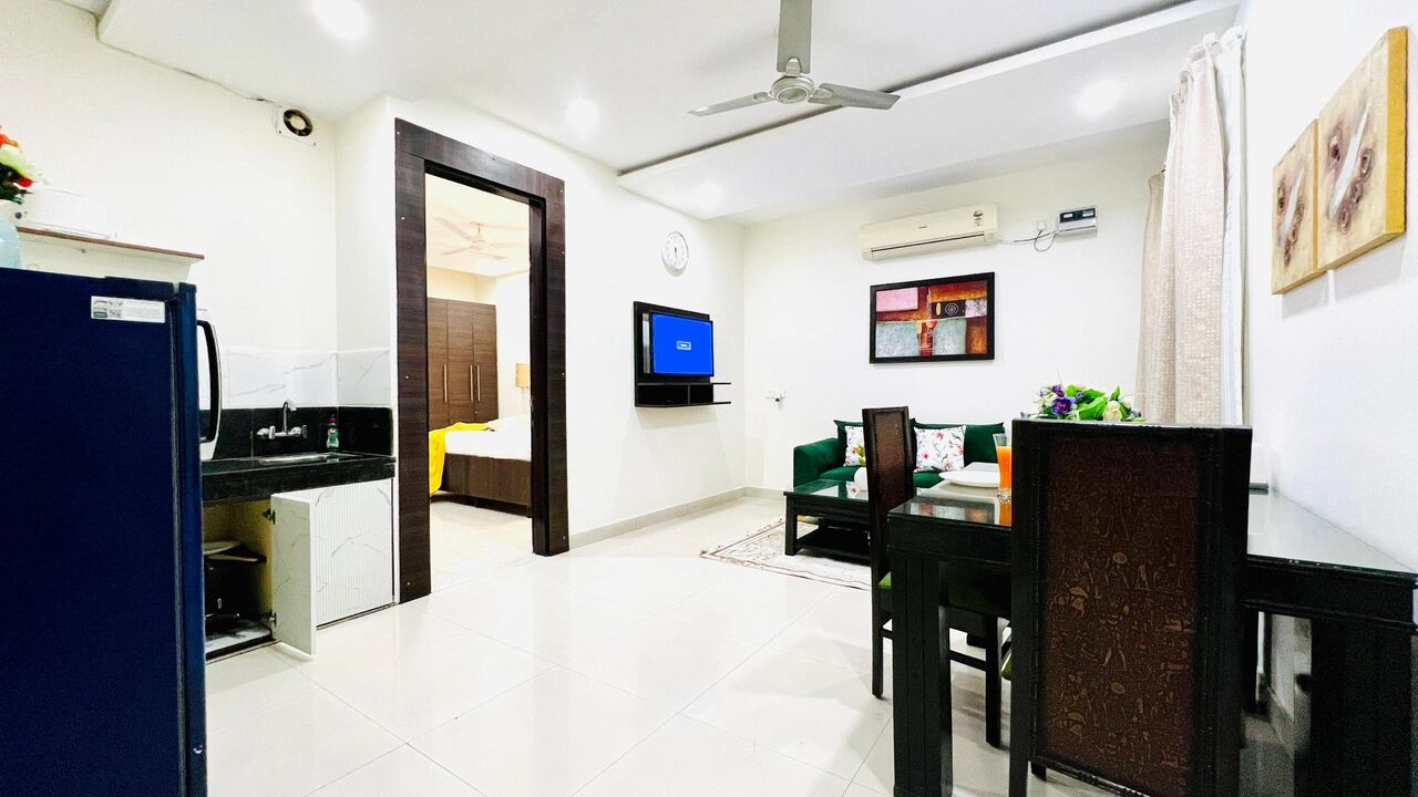 Gurgaon, Apartments, Flats, Houses & Villas, INR 4000/day,  Furnished,  1 BR,  550 Sq. Meter,  One Bedroom Apartment Dlf Cyber City