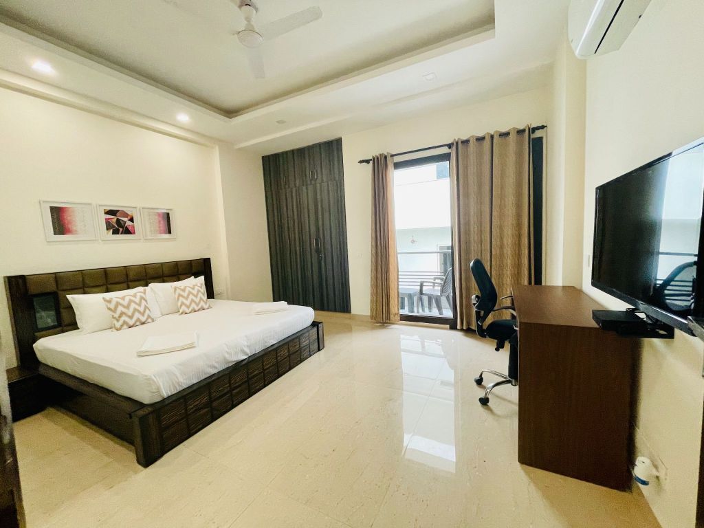 Gurgaon, Apartments, Flats, Houses & Villas, INR 18000/day,  Furnished,  4 BR,  2700 Sq. Meter,  Four Bedroom Apartment