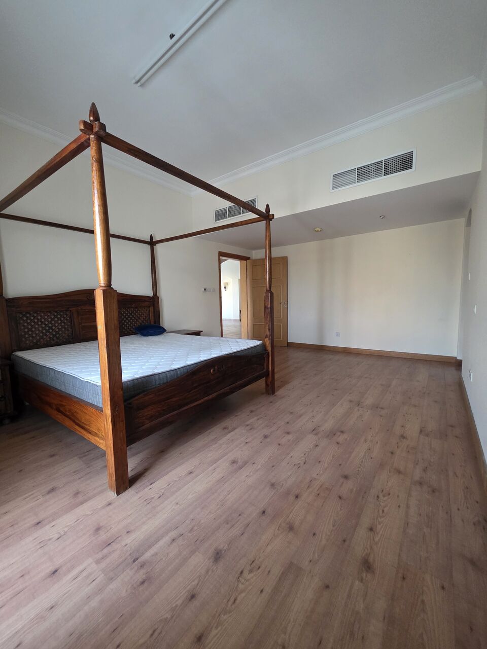 Manama, Apartments, Flats, Houses & Villas, BHD 350/month,  2 BR,  *2BATHROOM Hall Kitchen Open Without Electricity  Balcony Car Parking