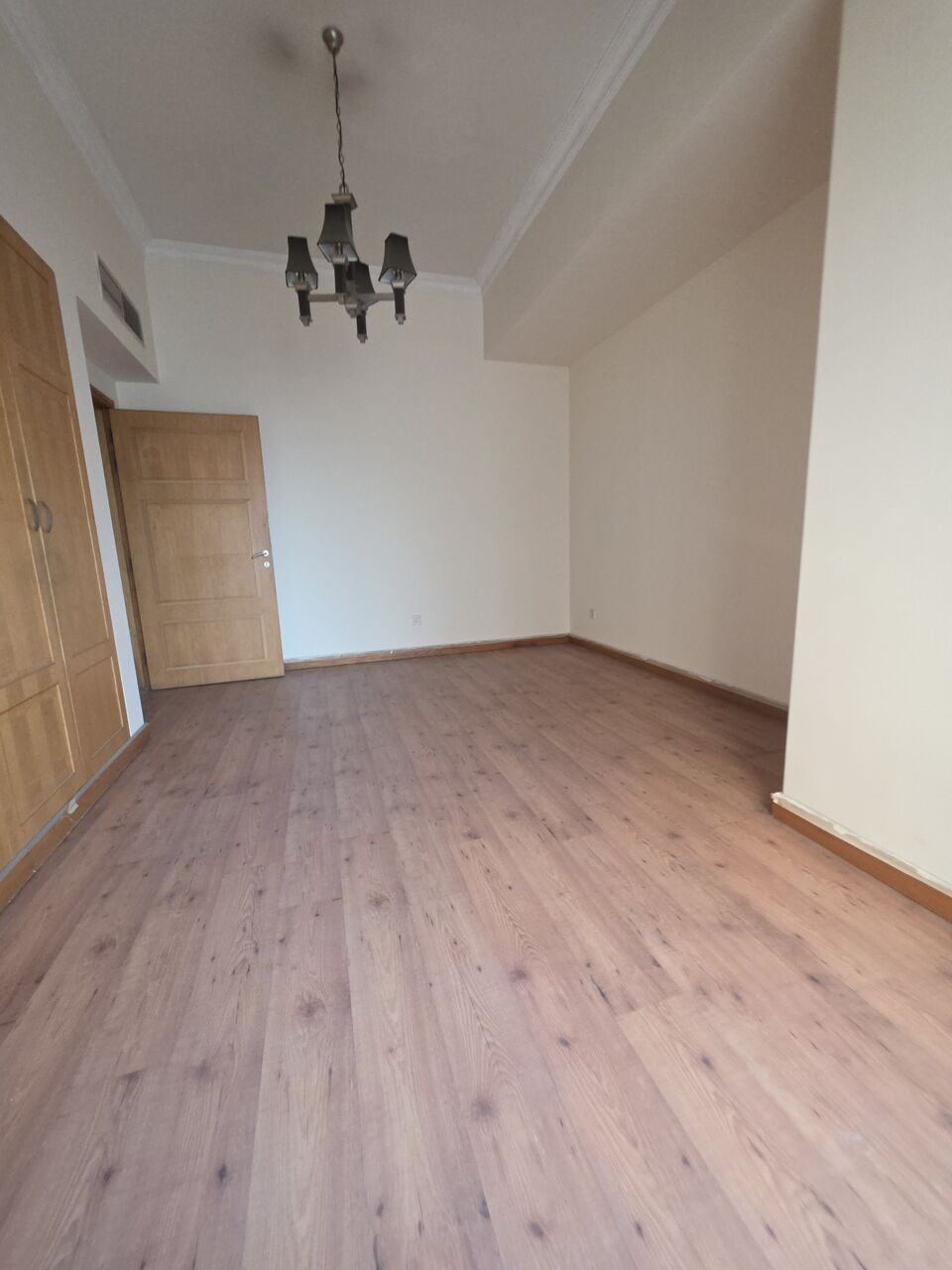 Manama, Apartments, Flats, Houses & Villas, BHD 400/month,  3 BR,  @3BATHROOM Hall Kitchen Open Without Electricity  Balcony Car Parking