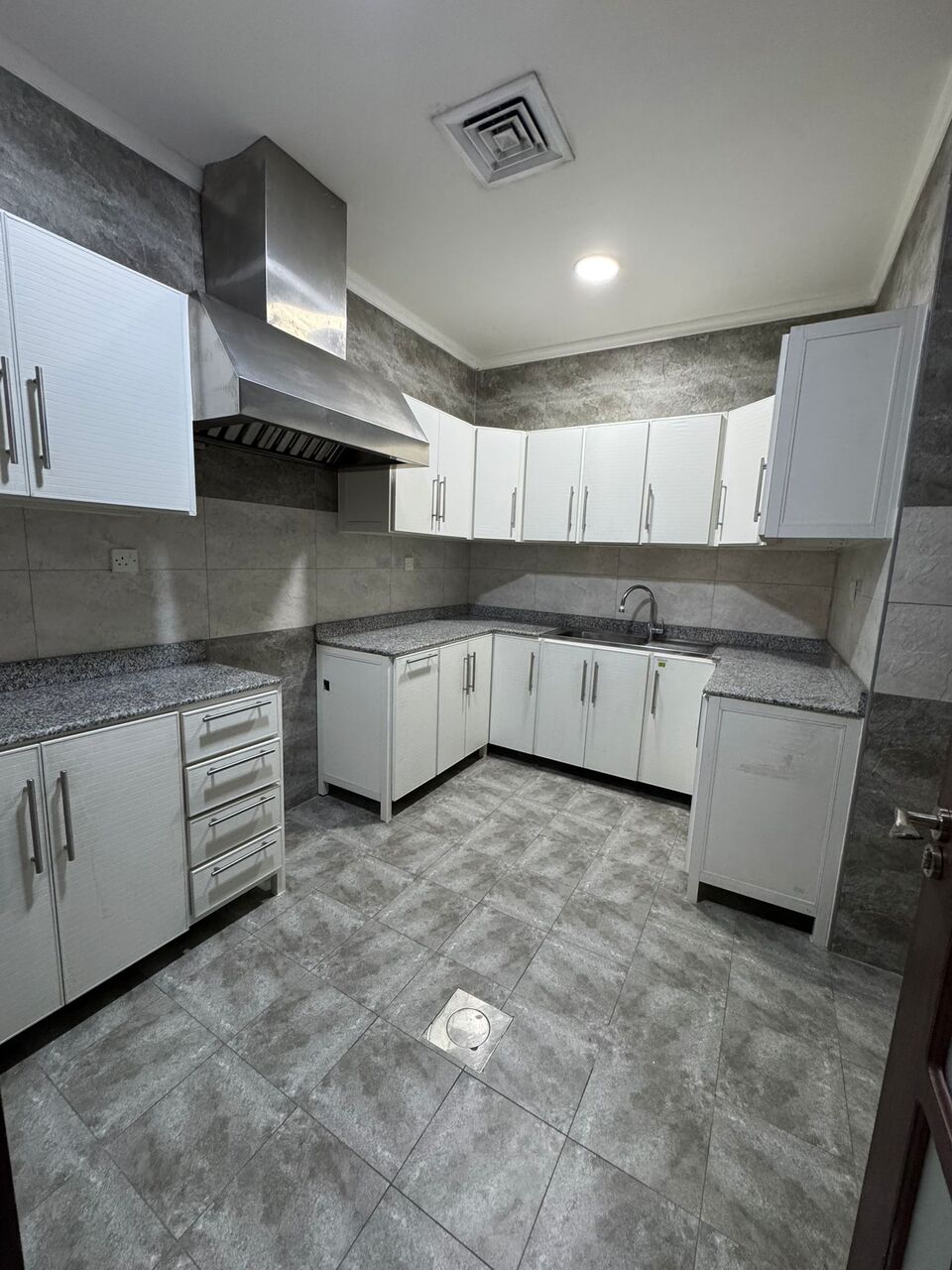 Kuwait City, Apartments, Flats, Houses & Villas, KWD 550/month,  3 BR,  Apartment For Rent On The First Floor In Al Salam. 3 Bedrooms,