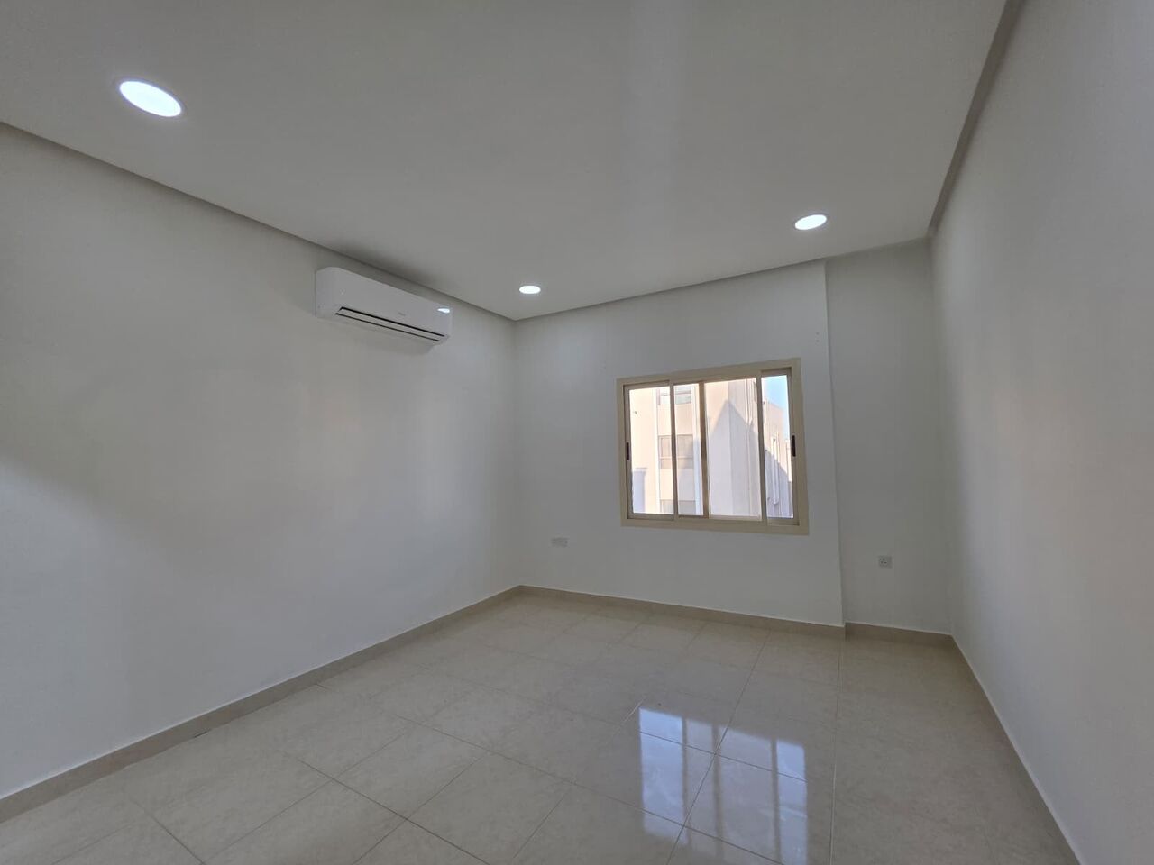 Manama, Apartments, Flats, Houses & Villas, BHD 250/year,  2 BR,  Apartment For Rent In Busitteen 2bhk Semi Furnished With Electricity