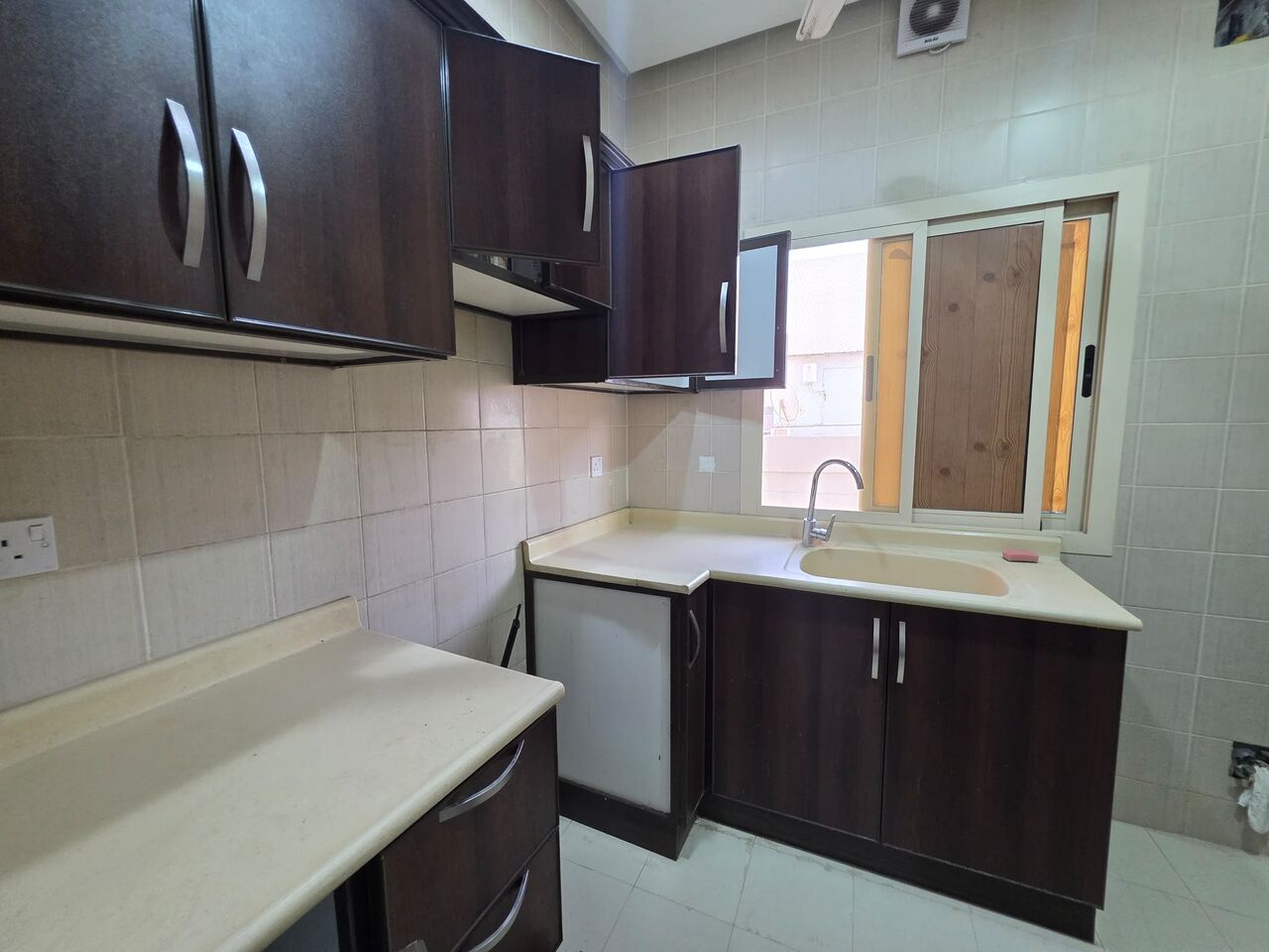 Manama, Apartments, Flats, Houses & Villas, BHD 250/year,  2 BR,  Apartment For Rent In Busitteen 2bhk Semi Furnished With Electricity