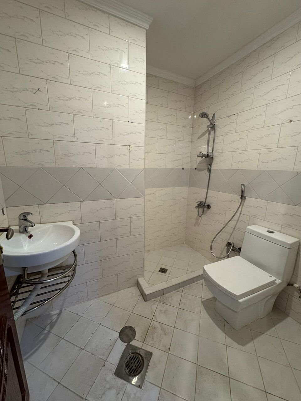 Kuwait City, Apartments, Flats, Houses & Villas, KWD 570/month,  3 BR,  Apartment For Rent In Hittin, 3 Bedrooms (2 Master Bedrooms),