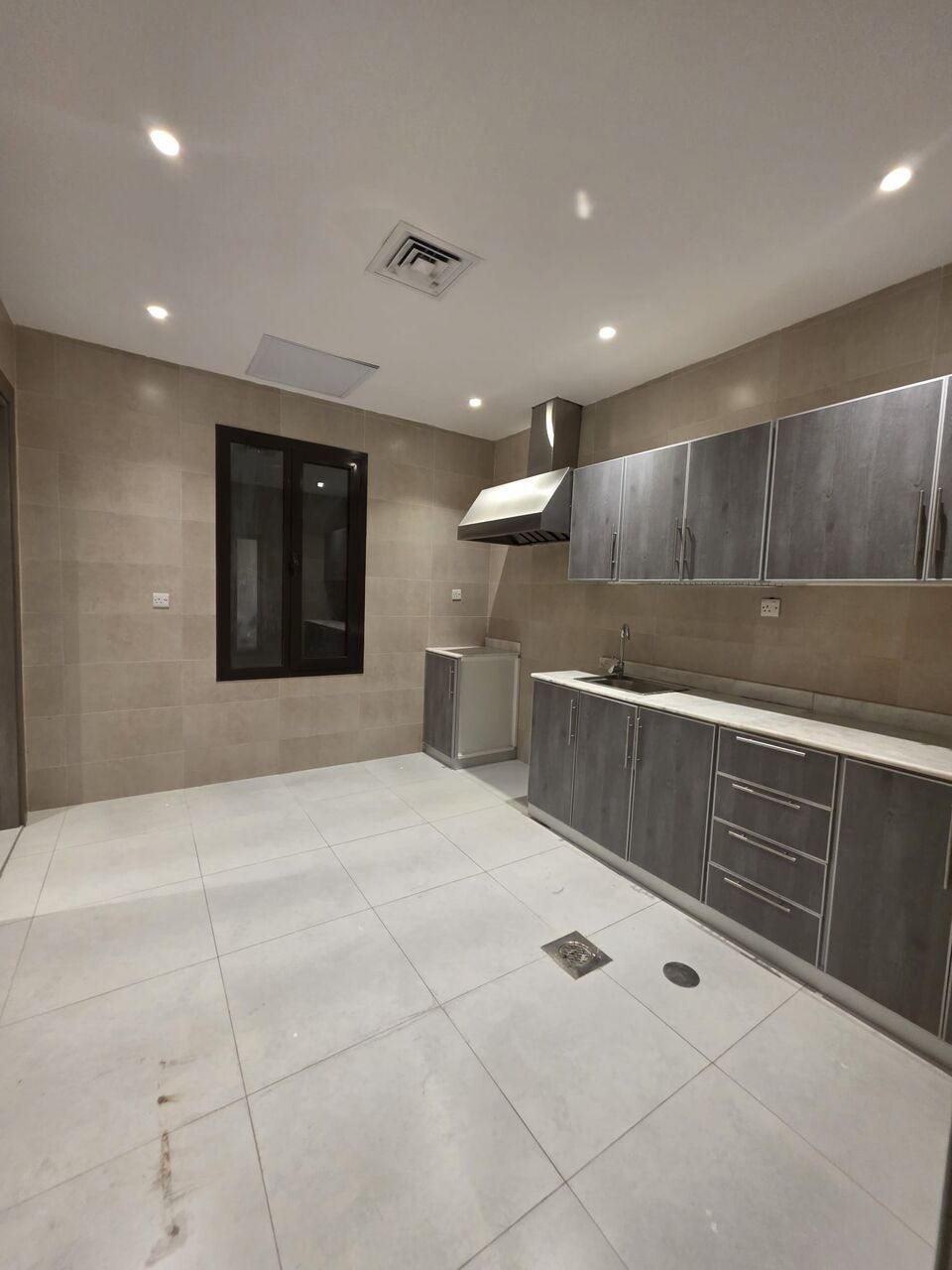 Kuwait City, Apartments, Flats, Houses & Villas, KWD 650/month,  3 BR,  For Rent In Al-Siddiq: 3-bedroom Master Apartment